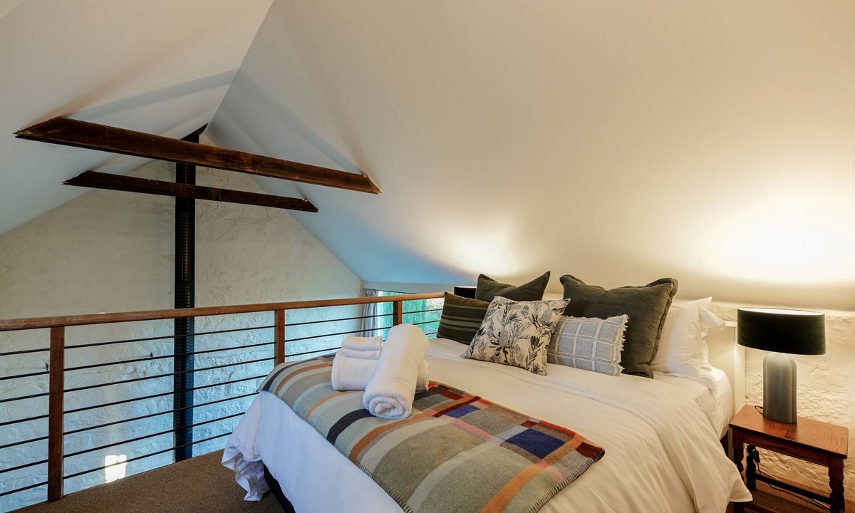 Kyneton Bed & Breakfast | Honeysuckle Barn & Garden