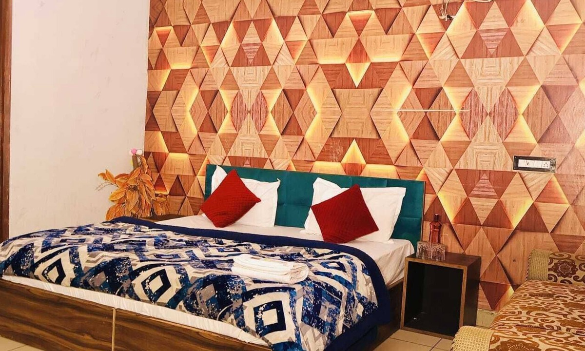 Ludhiana Hotel | HOTEL CORNER HOUSE - A Budget Stay Rooms