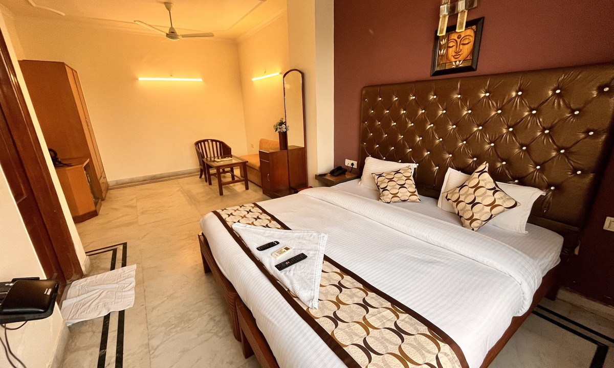 Old Gurgaon Hotel | HOTEL GRACIOUS