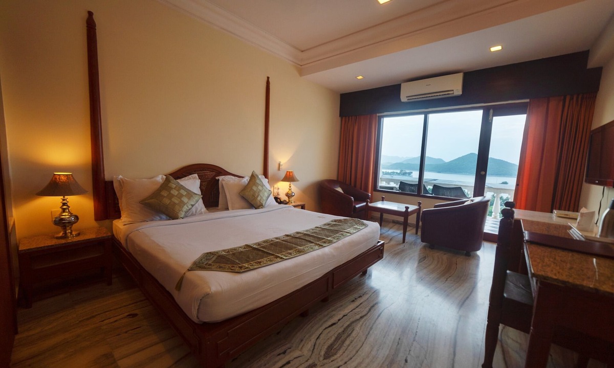 Lake Swaroop Sagar Hotel | Hotel Hilltop Palace