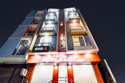 Greater Noida Hotel | HOTEL O BONJOUR .INN NEAR CROWN PLAZA