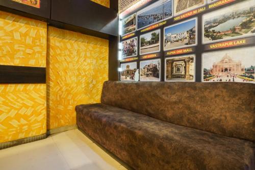 Navrangpura Hotel | Hotel O Crystal