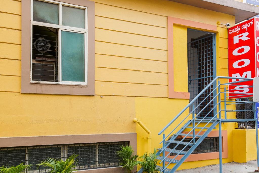 Rajajinagar Hotel | Hotel O Manjushree Boarding & Lodging nearby Dr.BR Ambedkar Stadium Basveshwar nagar