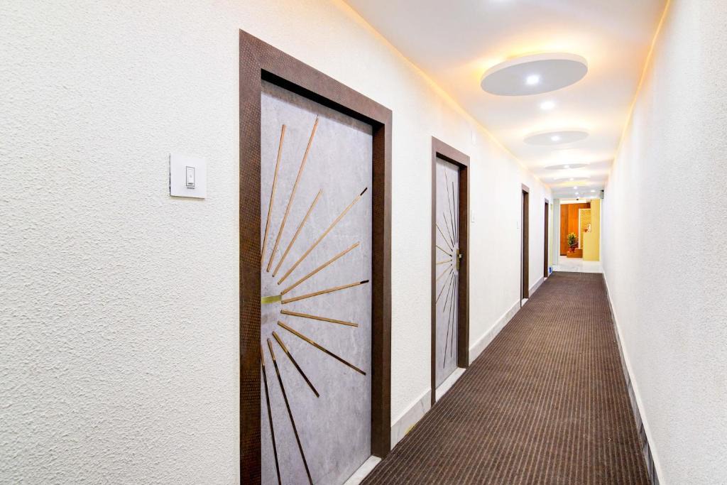 Madhyamgram Hotel | Hotel O The Crown