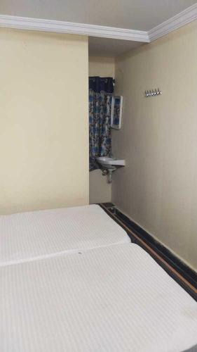 Hyderabad Hotel | Hotel O White Carnations Hotels