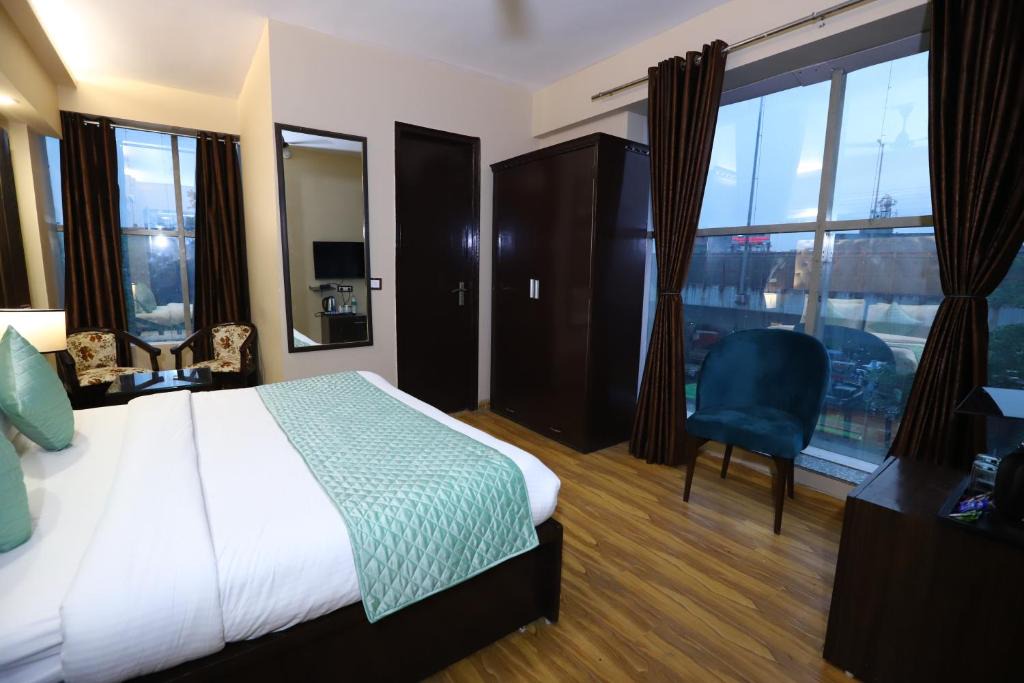 Naraina Hotel | Hotel Palm Grand Naraina New Delhi - Couple Friendly Local IDs Accepted