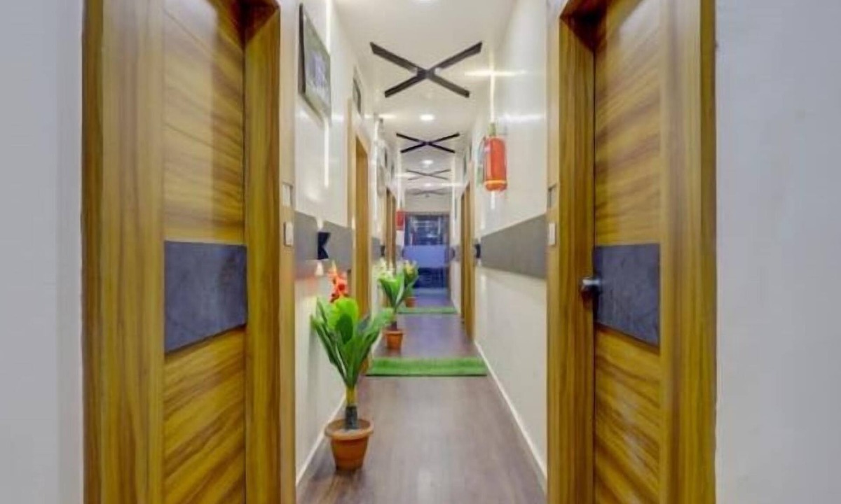 Navrangpura Hotel | HOTEL SAROVAR INN C G ROAD