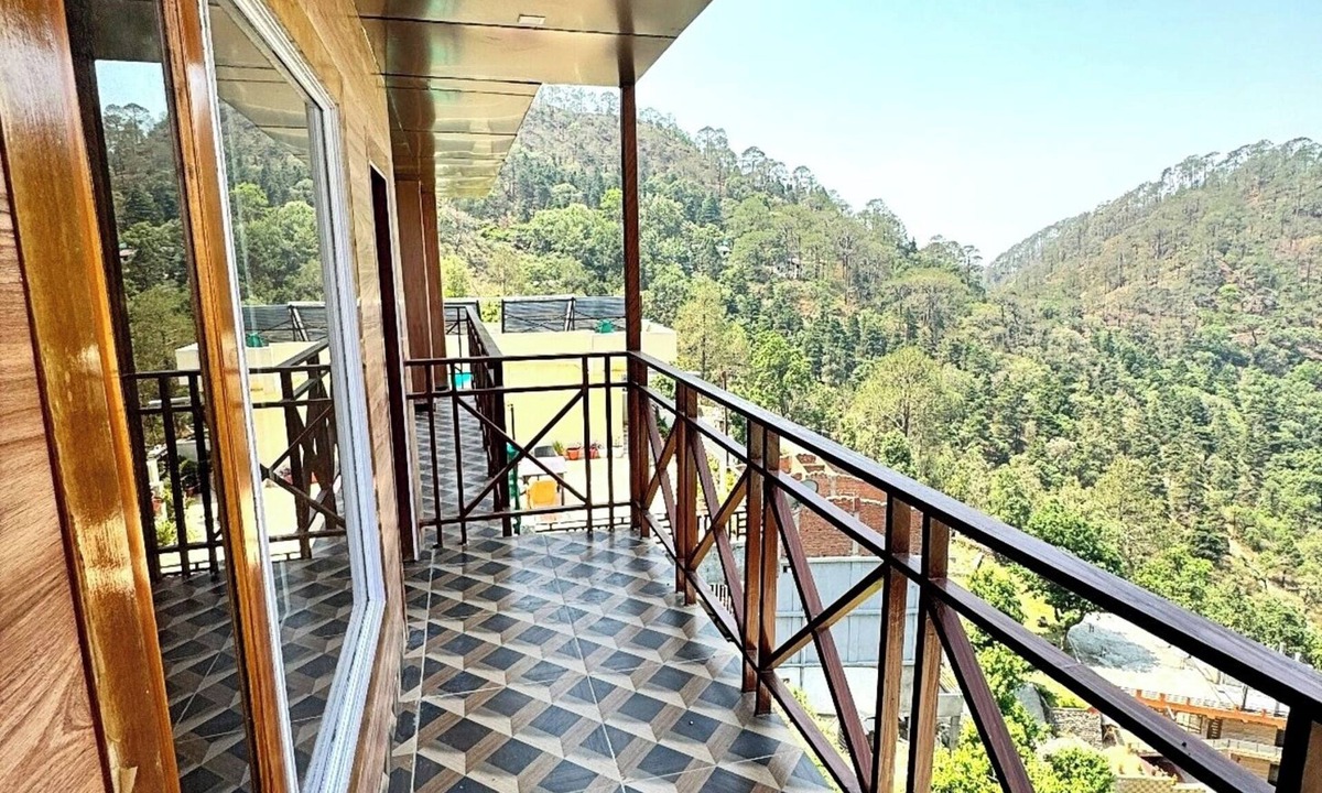 Smanora Range Hotel | Hotel UK Home Stay Mountain View