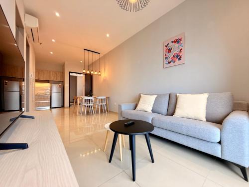 Kampung Sungai Nibong Apartment | Iconic Regency Seaview Homestay with Rooftop Pool