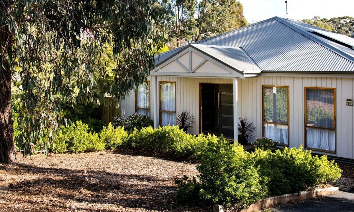 Hepburn House | Impressive Cabin with Hot-tub, Sauna, Fire pit and Pool Table in Hepburn, Victoria