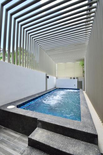 George Town Villa | Iris Luxury Service Villa