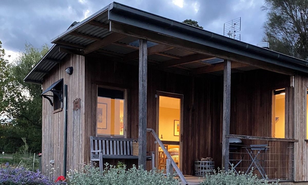 Drummond Cottage | Ironbark cabin, a tranquil secluded getaway between Daylesford and Kyneton.