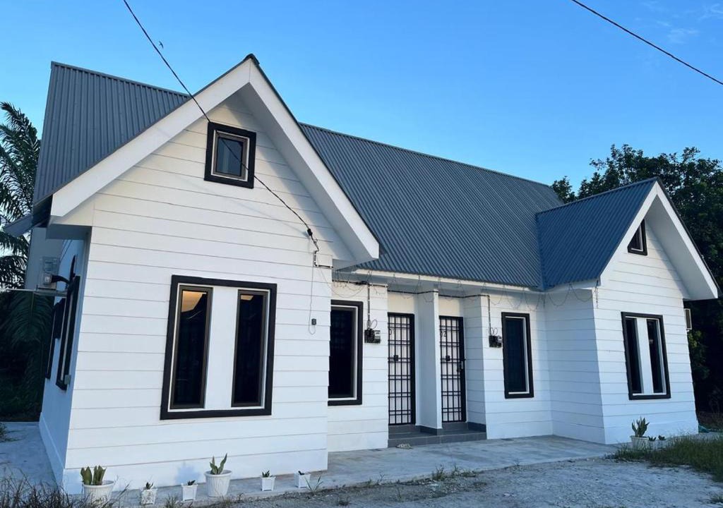 Benut Villa | Ivory Tiny House Benut