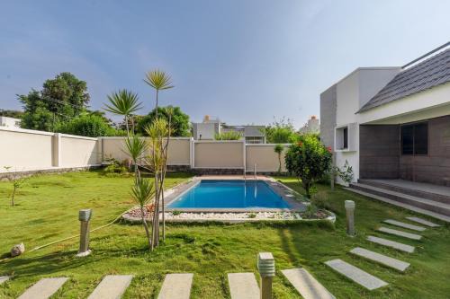 Hosur Apartment | JhilMil Pool Villa Hill Views Pool 1hr Ecity