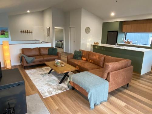 East Jindabyne House | Jindabyne House 2, Modern 3 bedroom home, lake & mountain views with fireplace