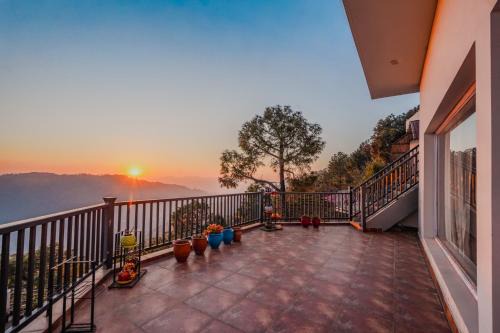 Barog Villa | Kb's, Luxury Mountain Villa, Sunset View, Near Kasauli