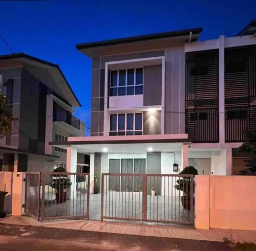 Bukit Rotan Villa | Kuala Selangor Semi -D 30pax Ev WallBox KTV Children Pool