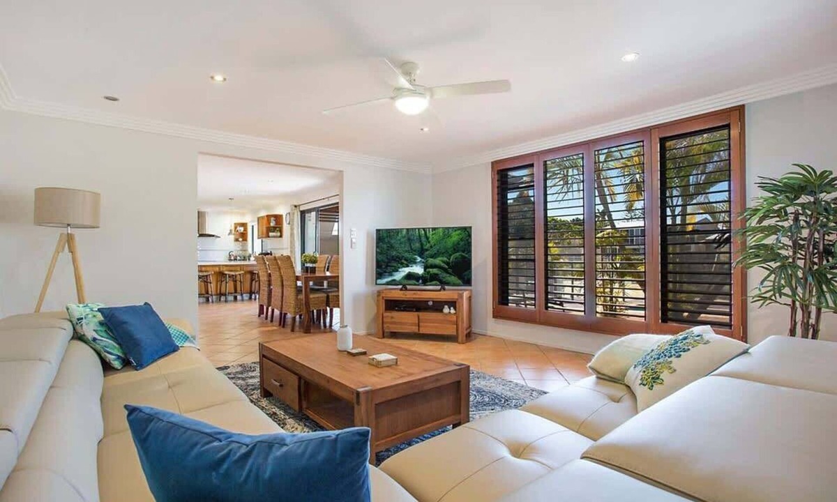Broadbeach Waters House | La Vida Coastal Luxury with Pool Broadbeach