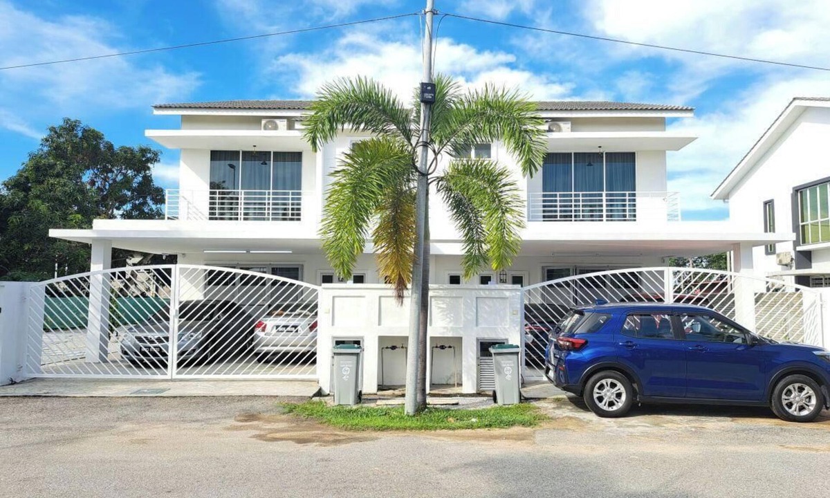 Kampung Arab House | Large Private Holiday Home in Port Dickson 8 Bedrooms Sleeps 22
