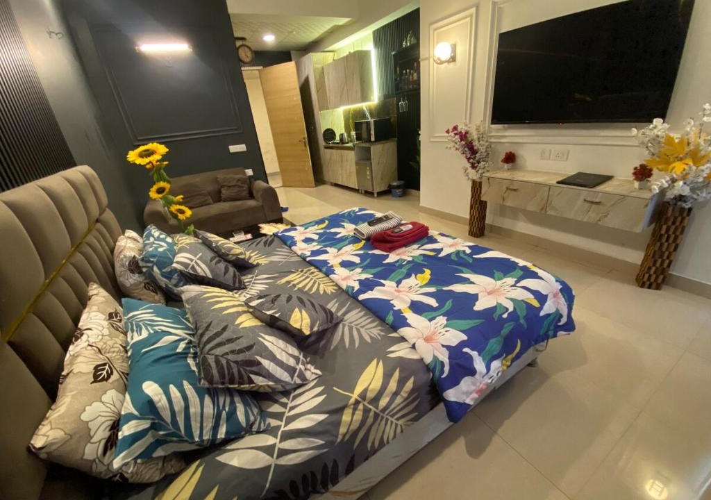 Greater Noida Apartment | Lavish Studio Room - Gaur City Center