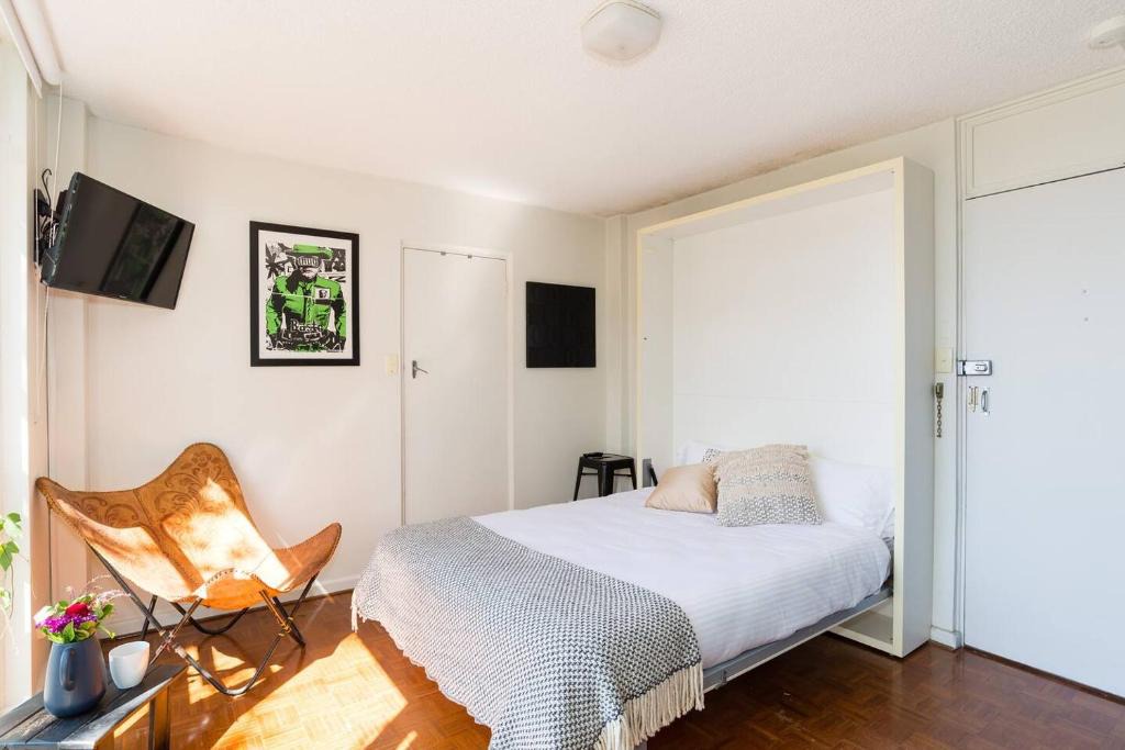 Paddington Apartment | Leafy Paddington Studio with Harbour Views