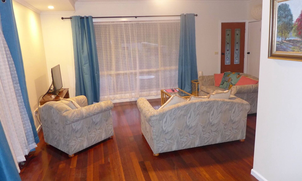 Mount George Cottage | Lenoroc - Rural Ambience with Netflix. nStay on working farm 14 minute from town