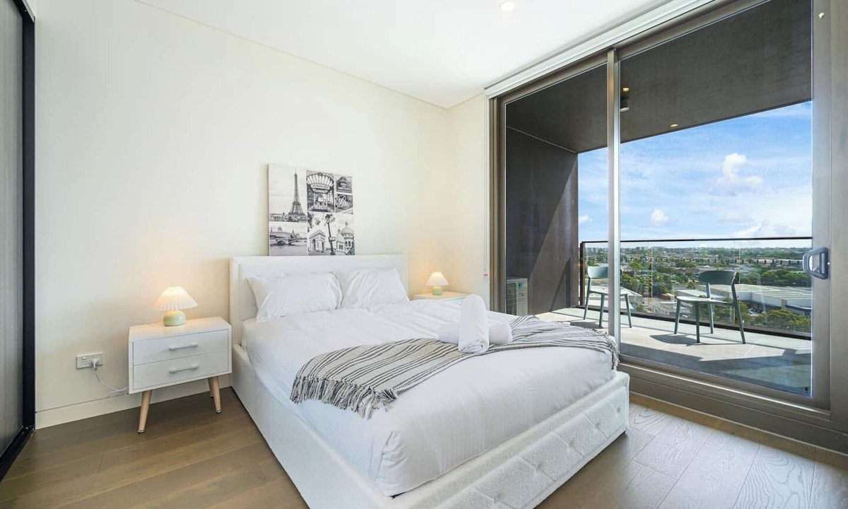 Lidcombe Apartment | Lidcombe 1Br Apt Near Olympic Park with Pool & Gym