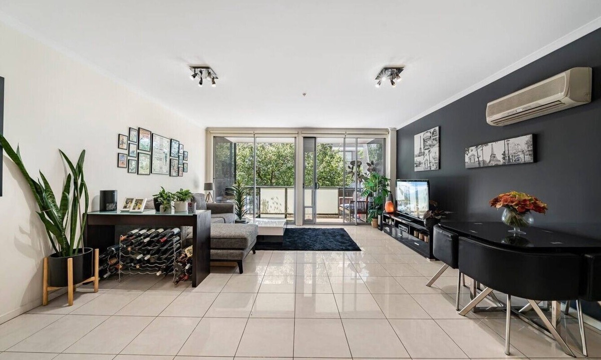 Windsor Apartment | Light-filled, spacious 2 bdrm Prahran apartment with free parking.