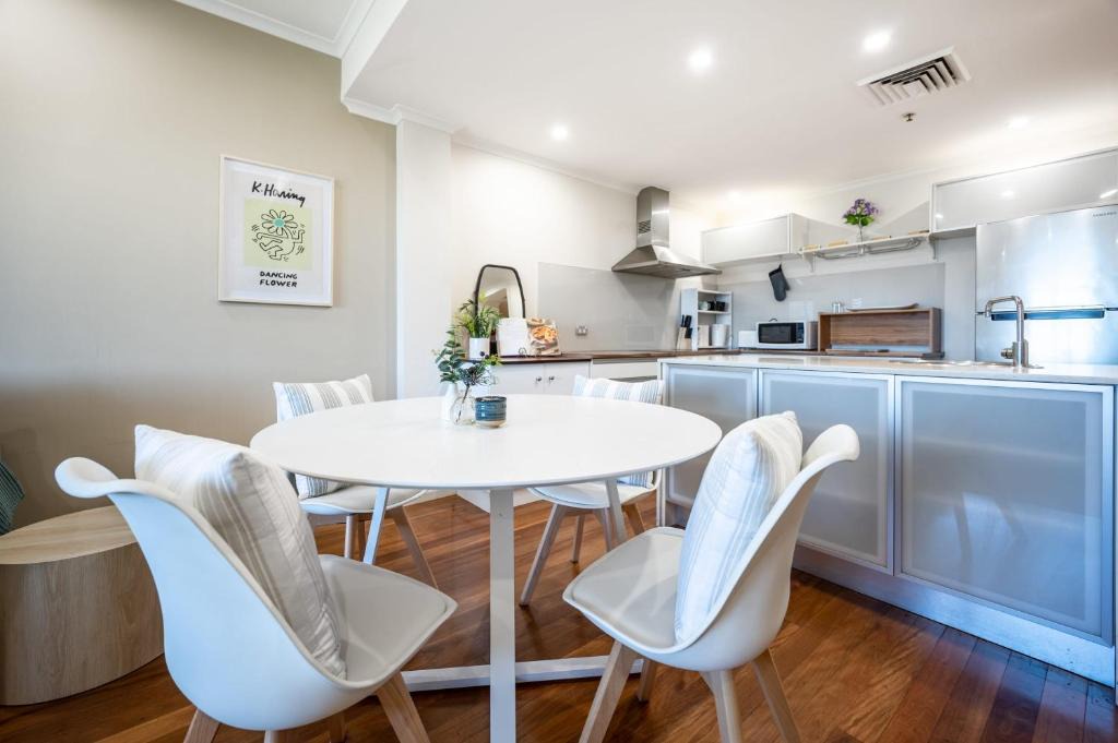 Darling Harbour Apartment | Light Resort Style Haven in Darling Harbour