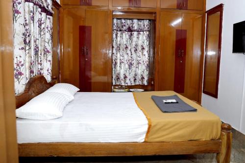 Egmore Hotel | Lloyd's Inn