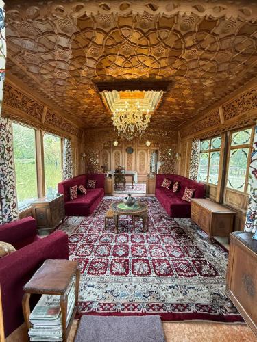 Sudarbal Hotel | Lord Palace Houseboat