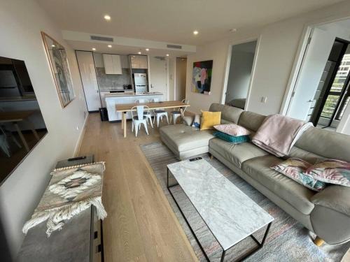 City West Apartment | Lovely CBD two bedroom apartment free parking gym and sauna