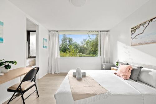 Pymble House | Luminous Ensuite Queen Room - Centrally Located