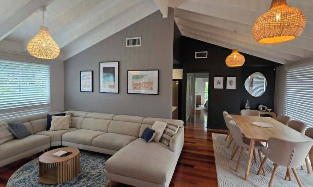 Booker Bay House | Luxe Oasis : Short stroll to beach and cafes (pet friendly)