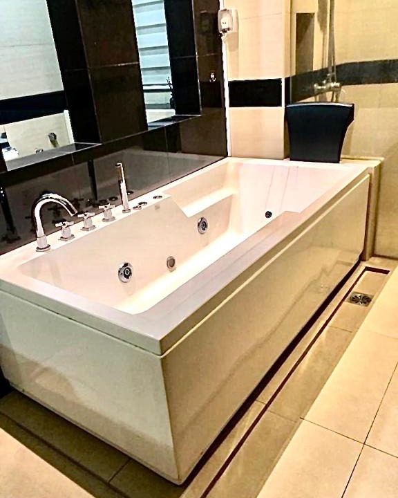Batu Ferringhi Villa | Luxurious Villa with BBQ & JACUZZI By The Beach Batu Ferringhi