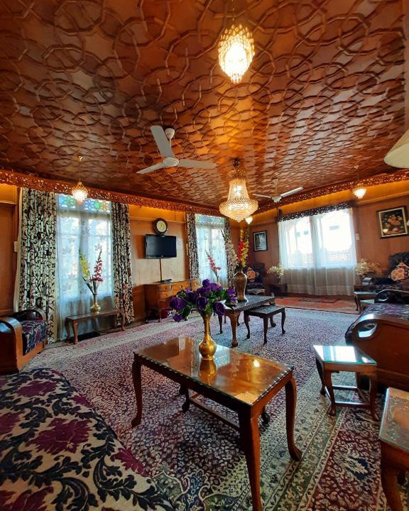 Dal Lake Hotel | Luxury Inn Badyari Palace Houseboat