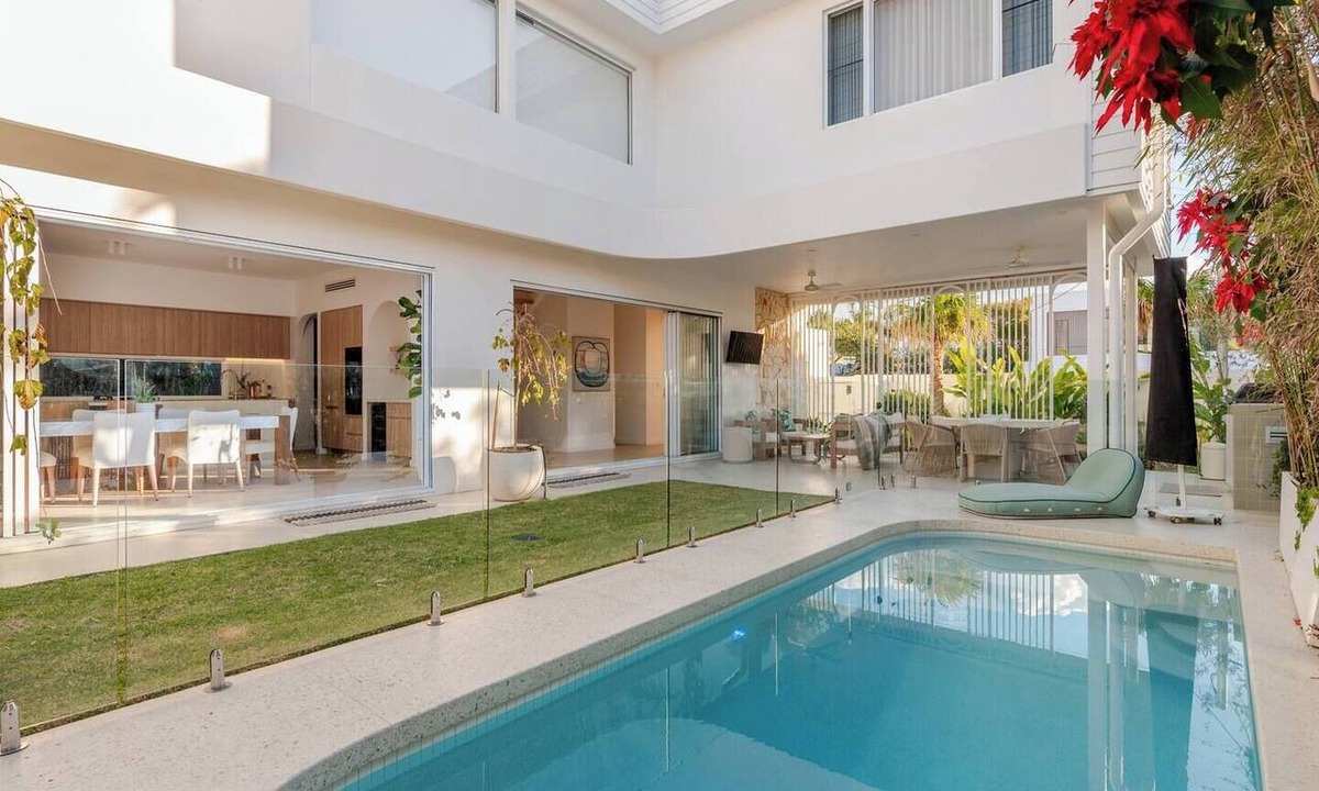 Burleigh Heads House | Luxury Villas Burleigh Springs (Pool & Walk to the beach)