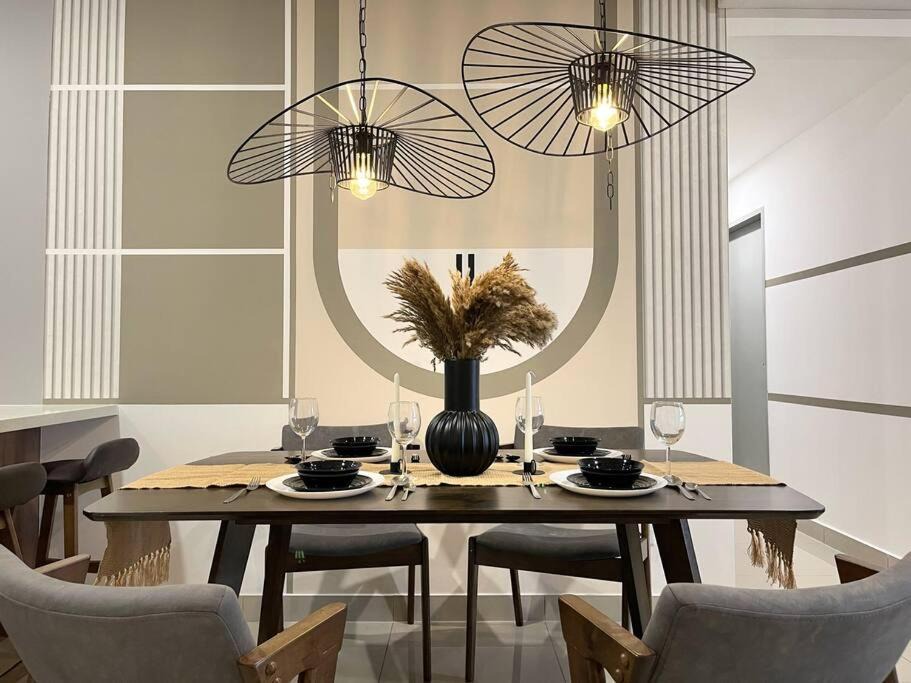 Taman Pertama Apartment | M Vertica Cheras by Xuites - 7 pax - Free Netflix - MRT at 500m - 15 mins to KLCC & TRX