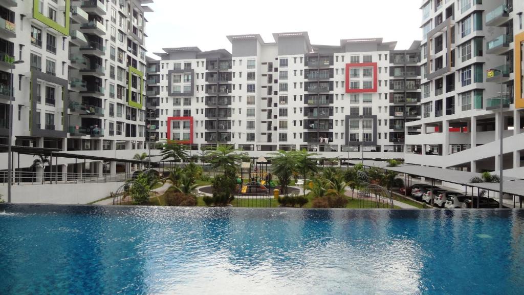 Bandar Mahkota Cheras House | Mahkota Cheras Sweet Condo 1-14 pax near MRT to KL