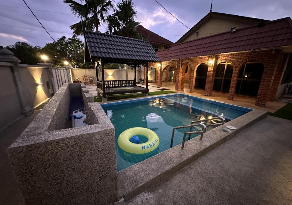 Kawasan Perindustrian Chendering House | Mawar 23 Chendering with Dedicated Pool