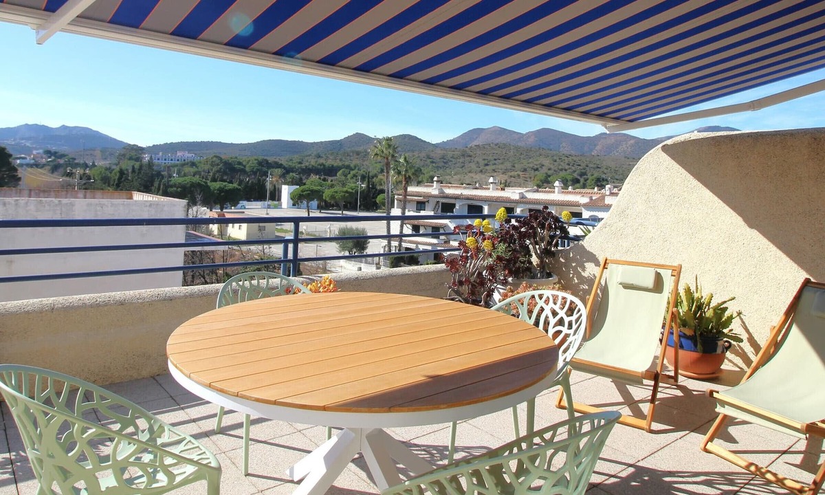 Llanca Apartment | Modern seafront apartment with air conditioning in Llançà