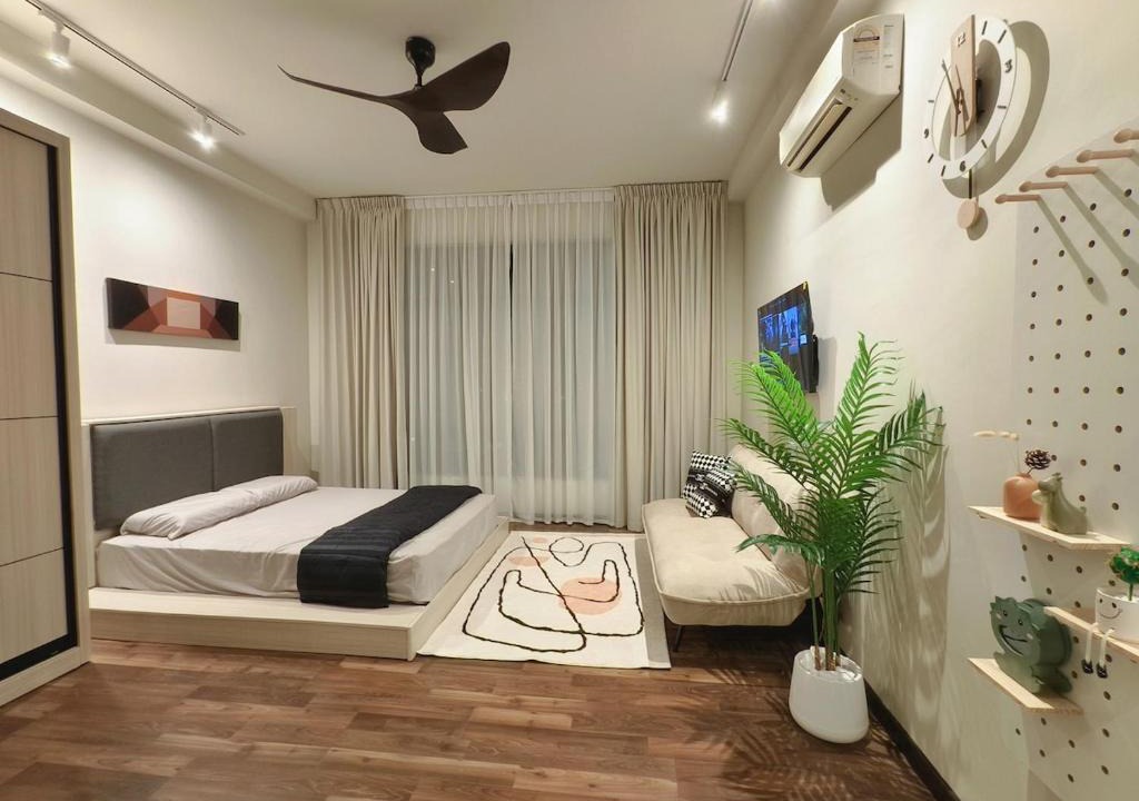 Johor Bahru Apartment | Molek Regency Studio 10 min Austin I 15 min CIQ -4pax PetFriendly, Netflix High Floor Unblock City Pool View, 1Carpark