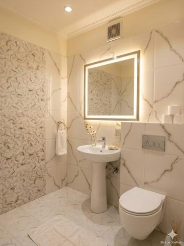 DLF Phase 3 Hotel | Moon Light Hotel