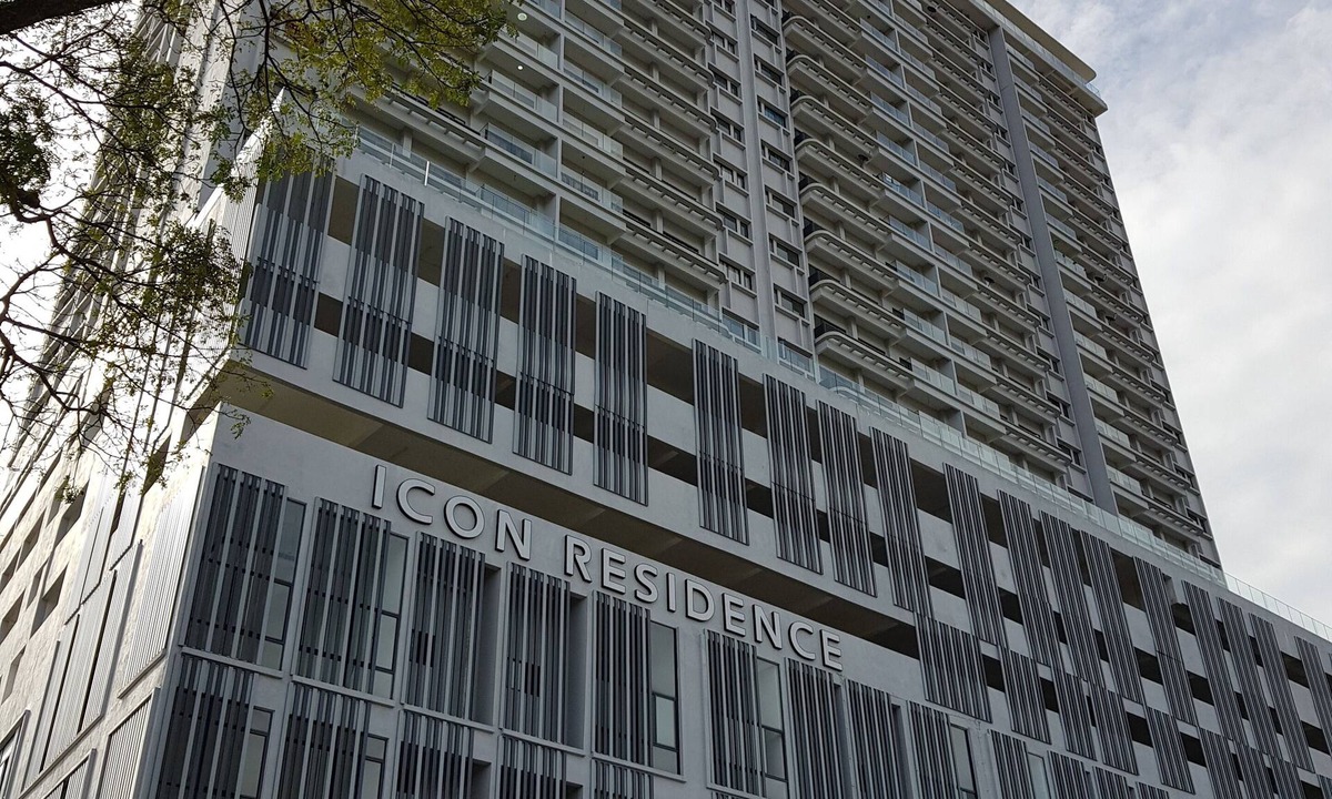 Bukit Kecil Condo | new executive ocean view 3 bd condo with pool gym