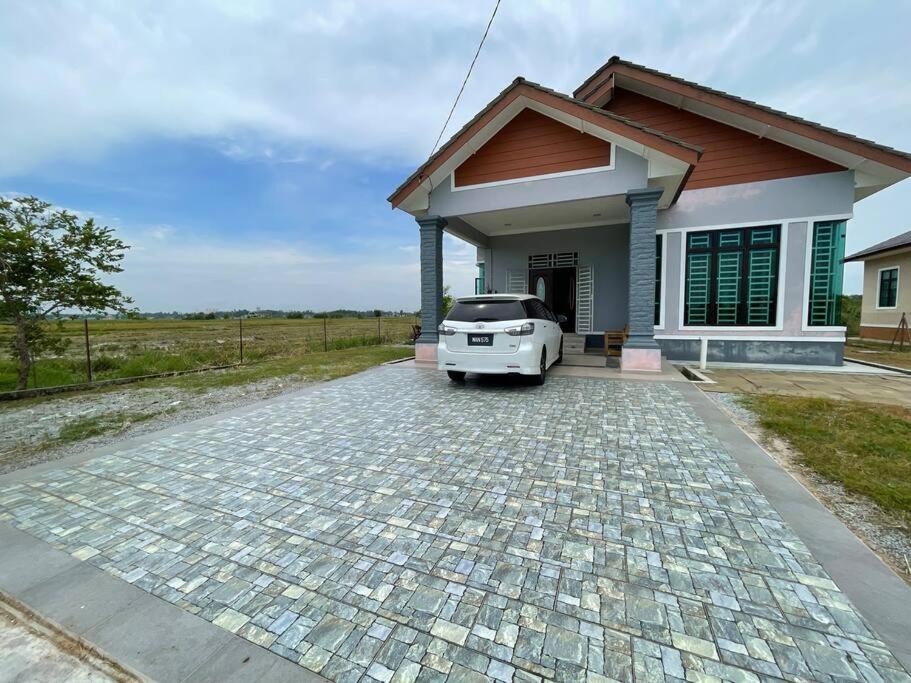 Wakaf Bharu House | Nice bungalow with view of paddy fields