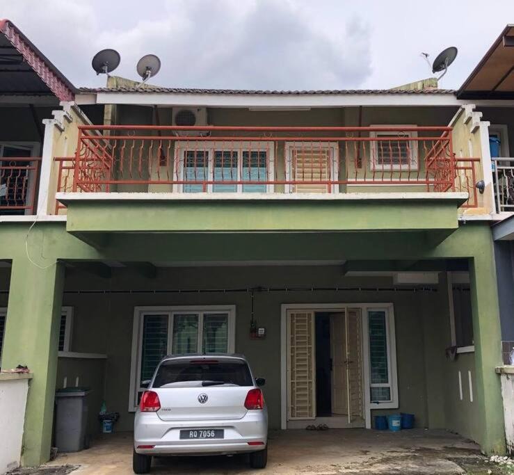 Baru Sikamat House | Nice Seremban 2 1/2 storey house with 4 rooms