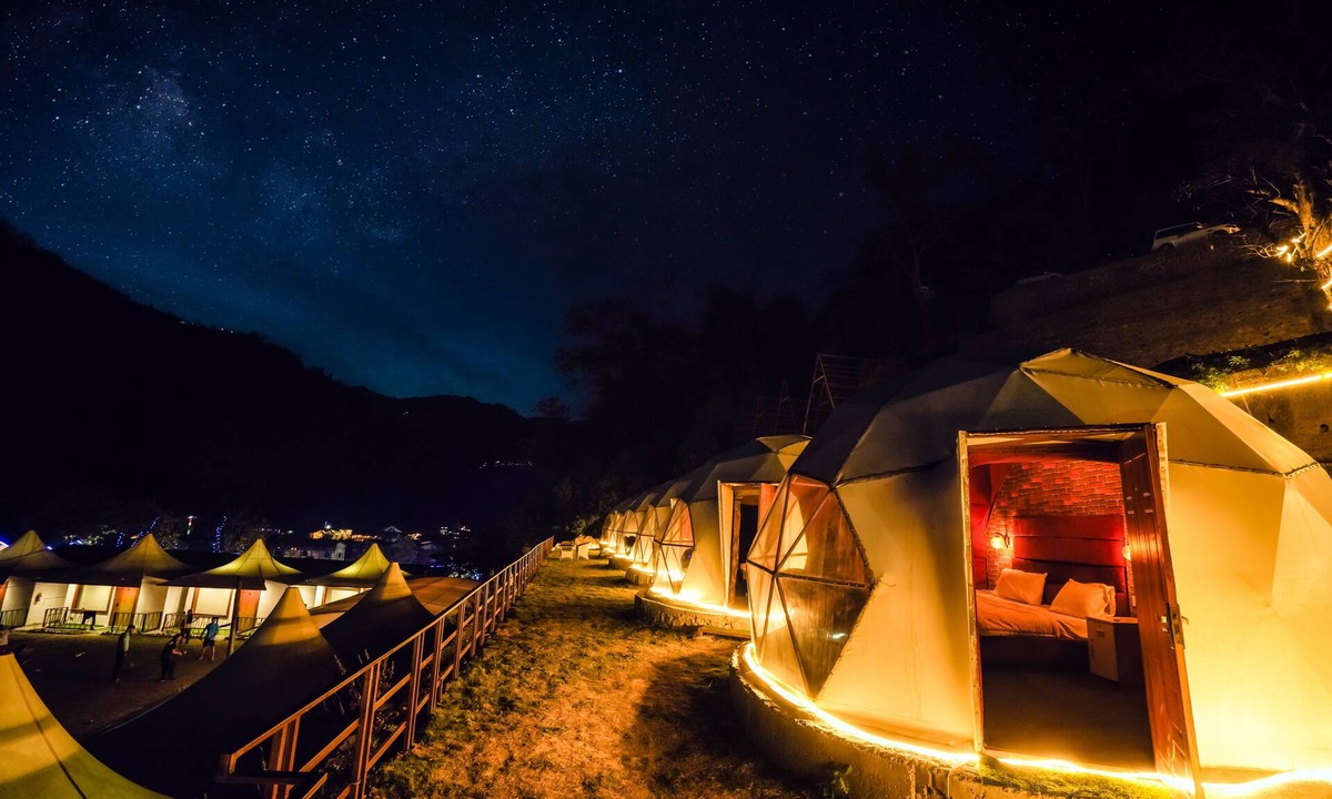 Geeta Nagar Hotel | Night in Paradise