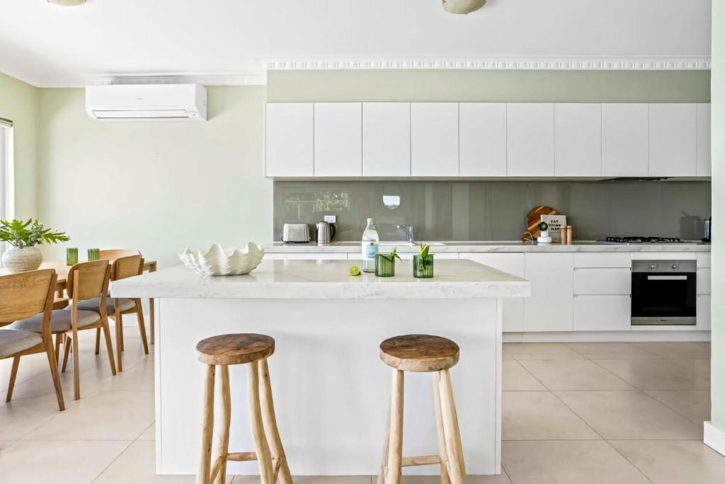 Bundeena House | Ocean Front Luxury The Lambeth Walk