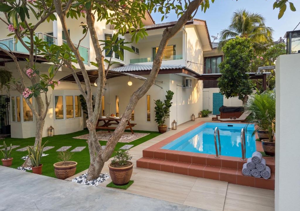 Kampung Bahasa Kapor House | Ocean Villa Retreat With BBQ & Jacuzzi Nights