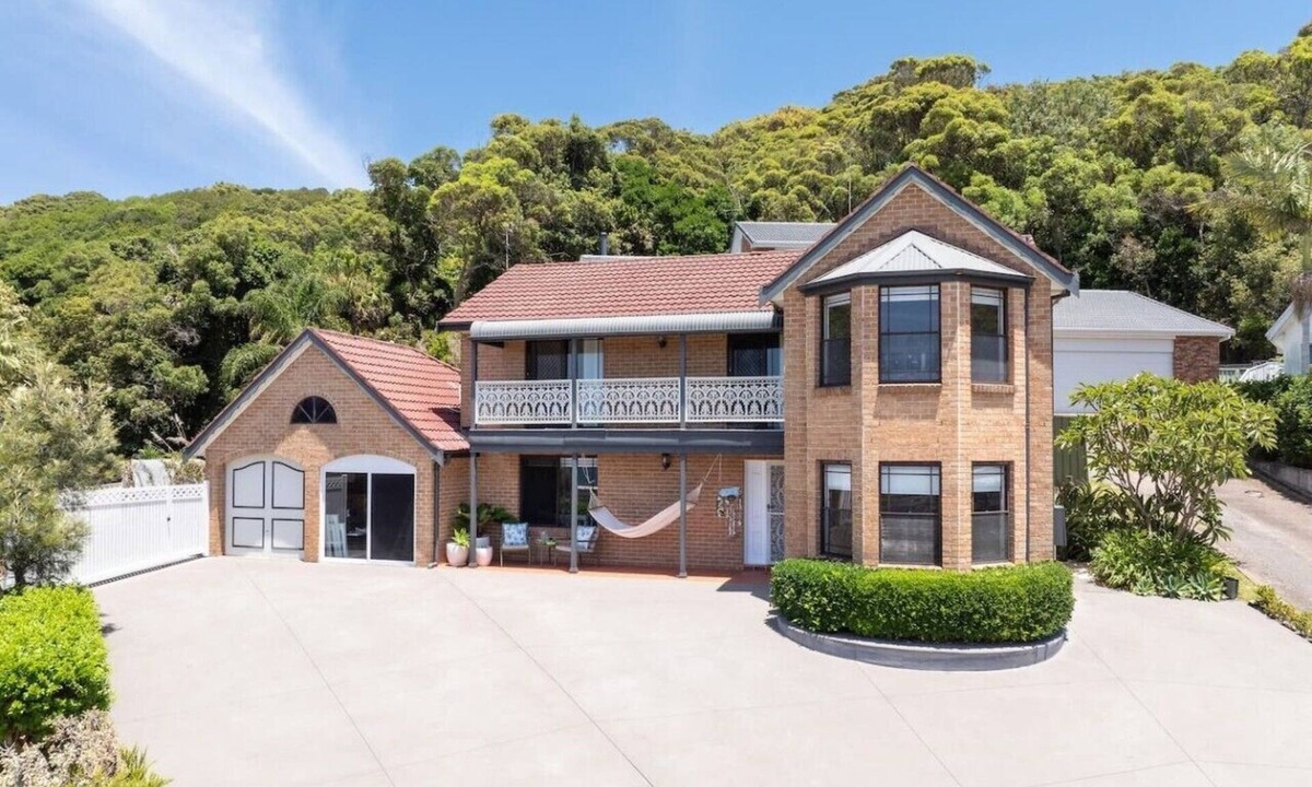 Caves Beach House | Oceans 21 Caves Beach 5BR Sleeps 13 Ocean Vi